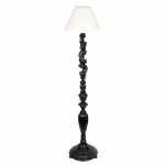 MOBILIÁRIO, uma (1) luminária de pé para um lume, confeccionada em madeira torneada e entalhada em elementos vegetalistas, cúpula em tecido com estrutura aramada vergada, medindo 175 cm altura, sinais de uso, vide foto.