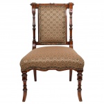 MOBILIÁRIO, uma (1) cadeira baixa, padrão eclético, estrutura em madeira, pés dianteiros torneados, pés traseiros em sabre, espaldar com colunetas em torno, inclusive o cachaço, assento e espaldar com forração em tecido quadriculado, medindo 76 cm altura, vide foto.