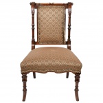 MOBILIÁRIO, uma (1) cadeira baixa, padrão eclético, estrutura em madeira, pés dianteiros torneados, pés traseiros em sabre, espaldar com colunetas em torno, inclusive o cachaço, assento e espaldar com forração em tecido quadriculado, medindo 76 cm altura, vide foto.