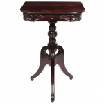 MOBILIÁRIO, uma (1) mesa de apoio, padrão D. João VI, confeccionada em jacarandá, fuste torneado e canelado, base trípode, amarração em cilindro, medindo 48 x 36 x 76 cm, vide foto.