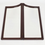 ESPELHO, um (1) duplo em cristal bisotado, moldura em madeira maciça, dobrável, medindo 75 cm altura, sinais de uso, vide foto.