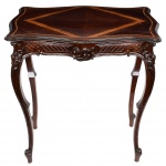 MOBILIÁRIO, um (1) pequeno aparador, padrão inglês Chippendale, tampo marchetado, saia entalhada em treliças e elementos vegetalistas, pés ligeiramente curvos com entalhes em volutas e elementos vegetalistas, medindo 72 x 48 x 79 cm, sinais de uso, vide foto.