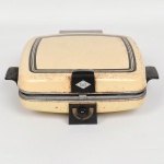 EQUIPAMENTO DE COZINHA, uma (1) antiga torradeira da marca FAET, 120 volts, ligeiros sinais de oxidação, usada, não testada e sem garantia, vide foto.