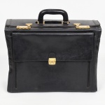 DIVERSOS, uma (1) antiga maleta em couro, tonalidade preta, marca AMIIET, fabricada pela Guedes Indústria S/A, possui chave e segredo, medindo 44 x 32 x 14 cm, sinais de uso, vide foto.