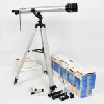 EQUIPAMENTO ÓPTICO, um (1) telescópio da marca BLUESKY, modelo BT600, acondicionado na caixa original (caixa no estado), sinais de uso, vide foto.