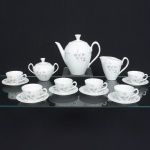 PORCELANA, conjunto para café com nove (9) itens: 1 bule; 1 cremeira; 1 açucareiro e 6 xícaras, singela ornamentação vegetalista policromada, arremates a ouro, manufatura RENNER (Porto Alegre, RS, fundada em 1942; em 1998 foi vendida para a Vista Alegre de Portugal; em 1999 mudou a razão social para Vista Alegre do Brasil), medindo a maior peça 15 cm altura, sinais de uso, vide foto.