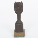 ESCULTURA, uma (1) entalhada em madeira, representando a taça Jules Rimet, base em bronze, medindo 12,5 cm altura, vide foto.