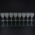 VIDRO, oito (8) taças de pé alto para vinho, incolores e translúcidas, bojo com parte inferior lapidada em pérgulas,fuste quase cilíndrico afinando para baixo, base em bolacha, medindo 16 cm altura, sinais de uso, vide foto.