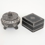 DIVERSOS, duas (2) caixas distintas com tampa, confeccionadas em soapstone, uma delas souvenir de Ouro Preto, sinais de uso, pequenas perdas, vide foto, medindo a maior 7 cm diâmetro.