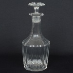 CRISTAL, uma (1) licoreira, incolor e translúcida, moldada em facetas verticais, bicados no gargalo e na tampa,medindo 24 cm altura, sinais de uso, vide foto.