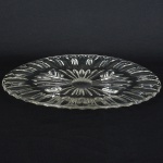 VIDRO, uma (1) fruteira, incolor e translúcida, modelada em sulcos, pés com bicados, medindo 31,5 x 21 cm,sinais de uso, vide foto.