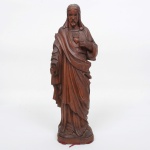 ARTE-SACRA, uma (1) escultara talhada em madeira representando Sagrado Coração de Jesus. Apresenta pequenos lascados. aLTURA 25CM.