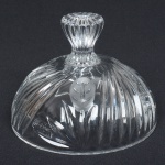 CRISTAL, uma (1) tampa, incolor e translúcida, modelada em sulcos, detalhes acetinados, medindo 14,5 cm diâmetro e 11 cm altura, sinais de uso, vide foto.