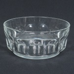 VIDRO FRANCÊS, um (1) bowl, incolor e translúcido, modelagem dita dedão, marca ARCOROC, borda com quebradinho lixado, medindo 17,5 cm diâmetro e 8 cm altura, sinais de uso, vide foto.