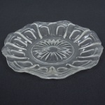 VIDRO, uma (1) fruteira, incolor e translúcida, borda drapeada, fundo em dália, moldada em gomos e caneluras, medindo 28,5 cm diâmetro, sinais de uso, vide foto.