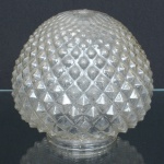 LUMINÁRIA, um (1) globo em vidro para montagem, incolor e translúcido, modelagem no padrão dito bico de jaca, medindo 17 cm altura, sinais de uso, vide foto.