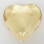 DIVERSOS, um (1) peso de papel no formato de coração, confeccionado em resina de poliéster, medindo 9,5 x 9,5 x 4 cm, sinais de uso, vide foto.