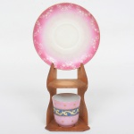 PORCELANA, uma (1) xícara para café com pires descasado, ornamentação policromada, sem marca de manufatura aparente, acompanha suporte expositor em madeira, sinais de uso, vide foto.Inicial R$ 10,00501) FAIANÇA JAPONESA, um (1) bule de chá, ornamentação policromada representando dignatários, estilo SHOZA (criado por Shoza na região de Kutani, em finais do período Edo no século XIX, com sua principal característica cores berrantes e generosos acabamentos a ouro, quando morreu em 1883 já tinha mais de 300 aprendizes o que fez com que o estilo perdurasse até a atualidade), bico e alça relevados em dragão celestial, possui trincas, quebrados, colados e o craquelê característico do envelhecimento de toda a faiança, manufatura J.H. dentro de um losango e a legenda Made in Japan, medindo 20 cm altura, sinais de uso, vide foto.