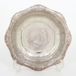 METAL PRATEADO, uma (1) fruteira com borda plissada, marca de manufatura parcialmente legível, possivelmente WOLFF (tradição desde 1894), medindo 25 cm diâmetro, sinais de uso, vide foto.