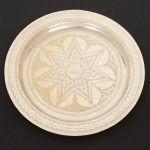 BRONZE PRATEADO, um (1) prato para ornar parede, com intrincada ornamentação típica do Império Otomano, cinzelada e burilada em geométricos e elementos vegetalistas, marca não identificada no verso, medindo 20 cm diâmetro, vide foto.