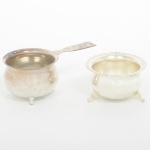 METAL PRATEADO, dois (2) infusores de chá, individuais, um deles com cabo quebrado e faltando, medindo em média 6 cm diâmetro, ambos sem marca de manufatura aparente, sinais de uso, vide foto.