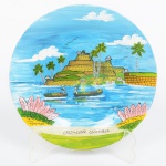 PORCELANA, um (1) prato decorativo pintado a mão em policromia, representando paisagem iconográfica de Cartagena, Colômbia, para ornar parede, medindo 15,5 cm diâmetro, vide foto.