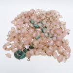 JOIAS, um (1) saco com diversas contas irregulares e polidas de quartzo verde e rosa, para montagem, vide foto.