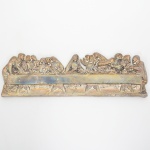 BRONZE, uma (1) escultura representando a Última Ceia, baseada na obra do Grande Mestre Renascentista Leonardo Da Vinci (Leonardo Di Ser Piero da Vinci, 1452, Anchiano, Itália; 1519, Amboise, França, cientista, matemático, engenheiro, inventor, anatomista, pintor, escultor, arquiteto, botânico, poeta e músico), para fixação em parede, medindo 40 cm comprimento, sinais de restauro e pequenos defeitos, vide foto