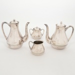 Parte de jogo de chá em metal prateado.