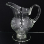 Jarra em vidro translúcido.