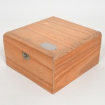 DIVERSOS,  uma (1) caixa vazia da Perfumaria ÁGUA DE CHEIRO, confeccionada em madeira, medindo 18 x 17,5 x 9,5 cm, sinais de uso, vide foto.