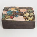 DIVERSOS, uma (1) caixa em madeira, tampa abaulada ornada com lito colorida representando flores, parte interna com divisória, forrada em papel camurça na tonalidade vermelha, medindo 14,5 x 12,5 x 5,5 cm, sinais de uso, vide foto.