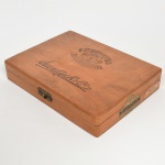 DIVERSOS, uma (1) caixa de charutos vazia, marca SUERDIECK & Co., Maragogipe, Bahia, medindo 22 x 16 x 4 cm, sinais de uso, vide foto.