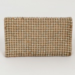 ACESSÓRIO FEMININO, uma (1) antiga bolsa de festa, confeccionada em pelica (possivelmente), recoberta em trama de tela com prendedores em metal, apliques de inúmeras pedras de strass incolores e acetinadas (faltando algumas), alça solta em um dos lados, acompanha espelho interno dupla face, medindo 14 x 8 cm, sinais de uso, vide foto.