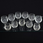 CRISTAL, onze (11) copos bojudos de dois tamanhos distintos, incolores e translúcidos, ornados com singela lapidação vegetalista, marca CRISTAIS REYNOSO (Cristaleria Luzitana S/A, Avenida Celso Garcia 1601, SP), sendo: 6 medindo 6,5 cm altura e 5 medindo 5,5 cm altura, acondicionados na caixa original, não aparentam terem sido usados ou pouco uso, vide foto.