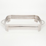 AÇO INOX, um (1) suporte para travessa, ornado com frisos, medida interna 32,5 x 19 cm, sinais de uso, vide foto.