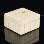 DIVERSOS, uma (1) caixa quadrangular confeccionada em madeira, recoberta em marfim ou osso, medindo 7 x 7 x 4 cm, sinais de uso, vide foto.