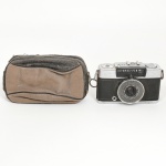 FOTOGRAFIA, uma (1) câmera fotográfica, marca OLYMPUS-PEN, modelo EE-2, numerada 4507871, Made in Japan, acompanha capa, usada, não testada e sem garantia, vide foto.