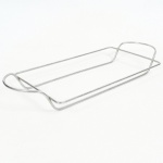 METAL PRATEADO, um (1) suporte para travessa, confeccionado em aramado vergado, medida interna 39 x 22,5 cm, sinais de uso, vide foto.