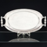 METAL PRATEADO, uma (1) bandeja oval, ornamentação no padrão Império Napoleônico com frisos intercalados por X e elementos vegetalistas, medindo 54 x 29,5 cm até as alças, sinais de uso, vide foto.