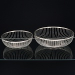 METAL PRATEADO, duas (2) fruteiras aramadas de tamanhos distintos, medindo 25 cm e 20 cm diâmetro, sinais de uso, vide foto.