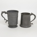 PEWTER, dois (2) itens: 1 mug, padrão inglês Georgiano, puncionado JS-X-MG (em 1956 o oficial inglês, nascido em Birmingham, John Somers, radicou-se no Brasil e começou a trabalhar como antiquário no Largo do Boticário, RJ; paralelamente abriu uma oficina de restauro e reproduções de itens antigos em São João Del Rei, MG; em 1968 abriu a empresa John Somers Ltda em São João Del Rei para produzir objetos em estanho e cópias de mobiliário inglês; em 1994 vendeu a empresa que ainda se encontra em funcionamento), defeitos, mossas e pequenas perdas, medindo 13 cm altura; 1 tankard, faltando a tampa, padrão inglês georgiano, defeitos, mossas e pequenas perdas, medindo 11 cm altura, ambos com sinais de uso, vide foto.