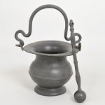 PEWTER, um (1) conjunto sacro de caldeira e aspersório, padrão inglês Georgiano, sem marca de punções aparentes, medindo 12 cm altura mais a alça, defeitos, mossas e pequenas perdas, sinais de uso, vide foto.