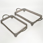 METAL PRATEADO, dois (2) suportes de tamanhos distintos em gradil vazado, medidas internas: 31,5 x 19,5 cm e 37 x 22 cm, alças relevadas em corda, sinais de uso, vide foto.