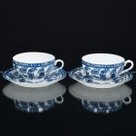 PORCELANA JAPONESA, par (2) xícaras ornadas com cena do gênero, montanhas, pagodes, salgueiros e outros elementos vegetalistas, tonalidade azul sobre fundo branco, traz no fundo o rosto de uma gueixa na técnica LITHOPHANE (técnica de modelagem em espessuras variadas, quando iluminadas por traz formam uma imagem; inventada pelos Chineses no século XV conhecida como AN-HUA que significa secreto ou decoração oculta; a partir de 1760 Worcester, empregou técnica similar em suas porcelanas; muito tempo depois o diplomata francês Barão Paul de Bourgoing a patenteou em 1827, cujo os primeiros exemplares foram produzidos pelo seu amigo o Barão Alexis du Tremblay, em uma cerâmica na região de Rubelles e marcadas AdT; em 1829 Meissen começou a produzir sob licença de Bourgoing; além de muitas outras como: Berlim; Plaue; Volkstedt; São Petersburgo; Royal Copenhagen; etc.; em meados do século XX a técnica foi muito difundida no Japão), marca de origem NI-PON em caracteres, ínfimo bicadinho na borda de uma das xícaras, ideais para coleção de cristaleira, vide foto.