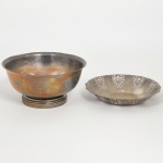 METAL PRATEADO, dois (2) itens distintos: 1 pequena fruteira vazada em elementos vegetalistas, marca MERIDIONAL, medindo 15,5 cm diâmetro; 1 tigela lisa de pé baixo, marca EBERLE (Abramo Eberle 1880, Monte Magrè 1945, Caxias do Sul, veio com uma das primeiras levas de imigrantes italianos para o Brasil em 1884 junto com seus pais Giuzeppe Eberle e Luigia Zanrosso, seu pai abriu uma pequena funilaria mas como tinha que trabalhar na lavoura quem cuidava era a mãe e o pequeno Abramo ajudava na funilaria; em 1896 quando o pai resolveu vender a funilaria para concentrar os esforços da família na lavoura Abramo, com 16 anos de idade, se propôs a comprá-la do pai, em 1918 já com o nome Abramo Eberle & Cia iniciou a fabricação de talheres e utensílios de mesa, morreu em 1945 com 65 anos de idade e os filhos deram continuidade aos negócios até 1984 quando venderam para o Grupo Zivi), medindo 16 cm diâmetro, ambos com sinais de uso, vide foto.