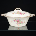 FAIANÇA INGLESA, uma (1) sopeira com tampa, ornamentação floral policromada, arremates a ouro, borda recortada, marca WOODS IVORY WARE (usada nas décadas de 30 e 40 pela Wood & Sons, fundada em 1865, funcionou na Potteries New Wharf em Trent e mais tarde na Pottery Stanley em Burlem, fechou em 2005), possui o craquejado característico do envelhecimento de toda a faiança, além de manchas, medindo 27 cm diâmetro mais as alças, sinais de uso, vide foto.