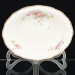 FAIANÇA INGLESA, uma (1) travessa oval de borda alta, ornamentação floral policromada, arremates a ouro, borda recortada, marca WOODS IVORY WARE (usada nas décadas de 30 e 40 pela Wood & Sons, fundada em 1865, funcionou na Potteries New Wharf em Trent e mais tarde na Pottery Stanley em Burlem, fechou em 2005), possui o craquejado característico do envelhecimento de toda a faiança, além de manchas, medindo 26 x 20 cm, sinais de uso, vide foto.