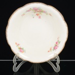 FAIANÇA INGLESA, uma (1) saladeira tipo bowl, ornamentação floral policromada, arremates a ouro, borda recortada, marca WOODS IVORY WARE (usada nas décadas de 30 e 40 pela Wood & Sons, fundada em 1865, funcionou na Potteries New Wharf em Trent e mais tarde na Pottery Stanley em Burlem, fechou em 2005), possui o craquejado característico do envelhecimento de toda a faiança, além de manchas, medindo 23,5 cm diâmetro, sinais de uso, vide foto.