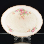 FAIANÇA INGLESA, uma (1) travessa oval, ornamentação floral policromada, arremates a ouro, borda recortada, marca WOODS IVORY WARE (usada nas décadas de 30 e 40 pela Wood & Sons, fundada em 1865, funcionou na Potteries New Wharf em Trent e mais tarde na Pottery Stanley em Burlem, fechou em 2005), possui o craquejado característico do envelhecimento de toda a faiança, além de manchas, medindo 27,5 x 21 cm, sinais de uso, vide foto.